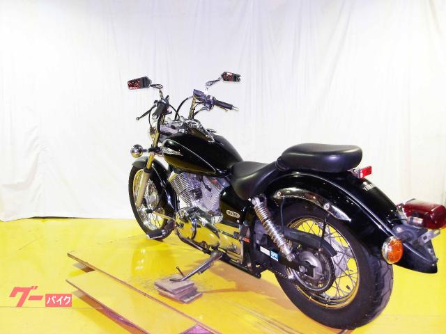 ヤマハ ドラッグスター250 2002年モデル キャブレター 空冷2気筒エンジン搭載 写真6