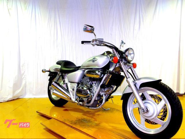 ホンダ V−TWIN MAGNA 1994年モデル キャブレター 水冷2気筒エンジン搭載 写真2
