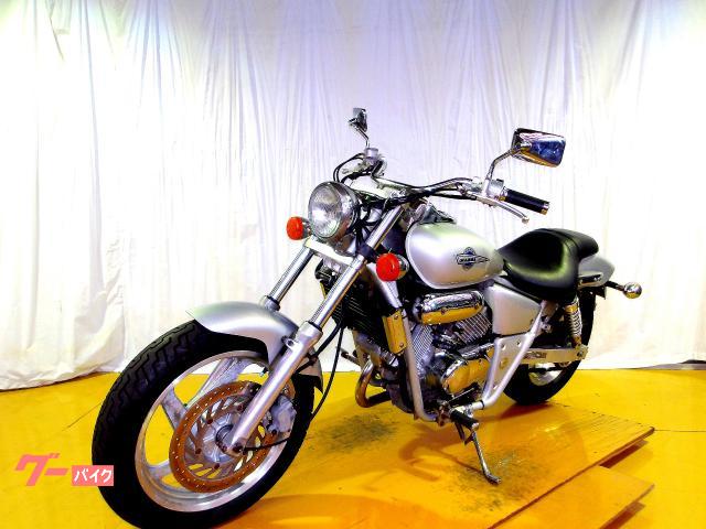 ホンダ V−TWIN MAGNA 1994年モデル キャブレター 水冷2気筒エンジン搭載 写真4