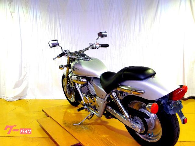 ホンダ V−TWIN MAGNA 1994年モデル キャブレター 水冷2気筒エンジン搭載 写真6