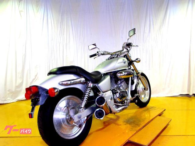 ホンダ V−TWIN MAGNA 1994年モデル キャブレター 水冷2気筒エンジン搭載 写真8
