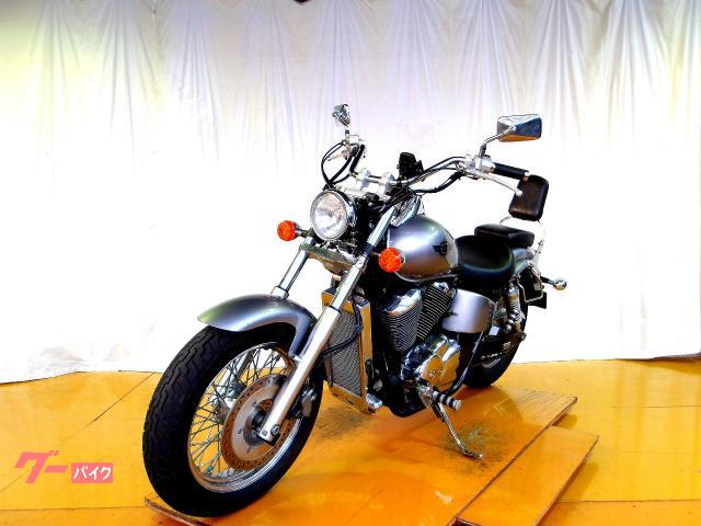 ホンダ シャドウ400 1999年モデル キャブレター 水冷2気筒エンジン搭載 写真4