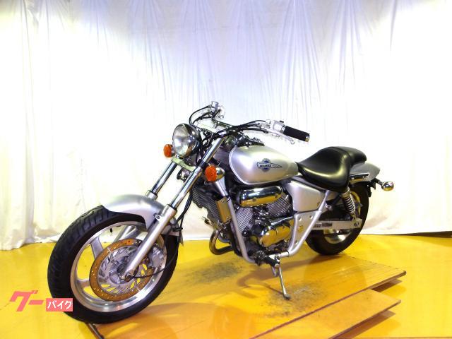 ホンダ V−TWIN MAGNA 1994年モデル キャブレター 水冷2気筒エンジン搭載 写真4