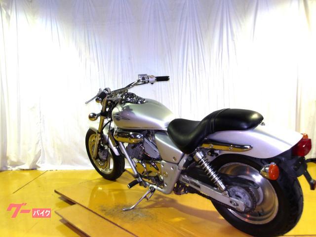 ホンダ V−TWIN MAGNA 1994年モデル キャブレター 水冷2気筒エンジン搭載 写真6