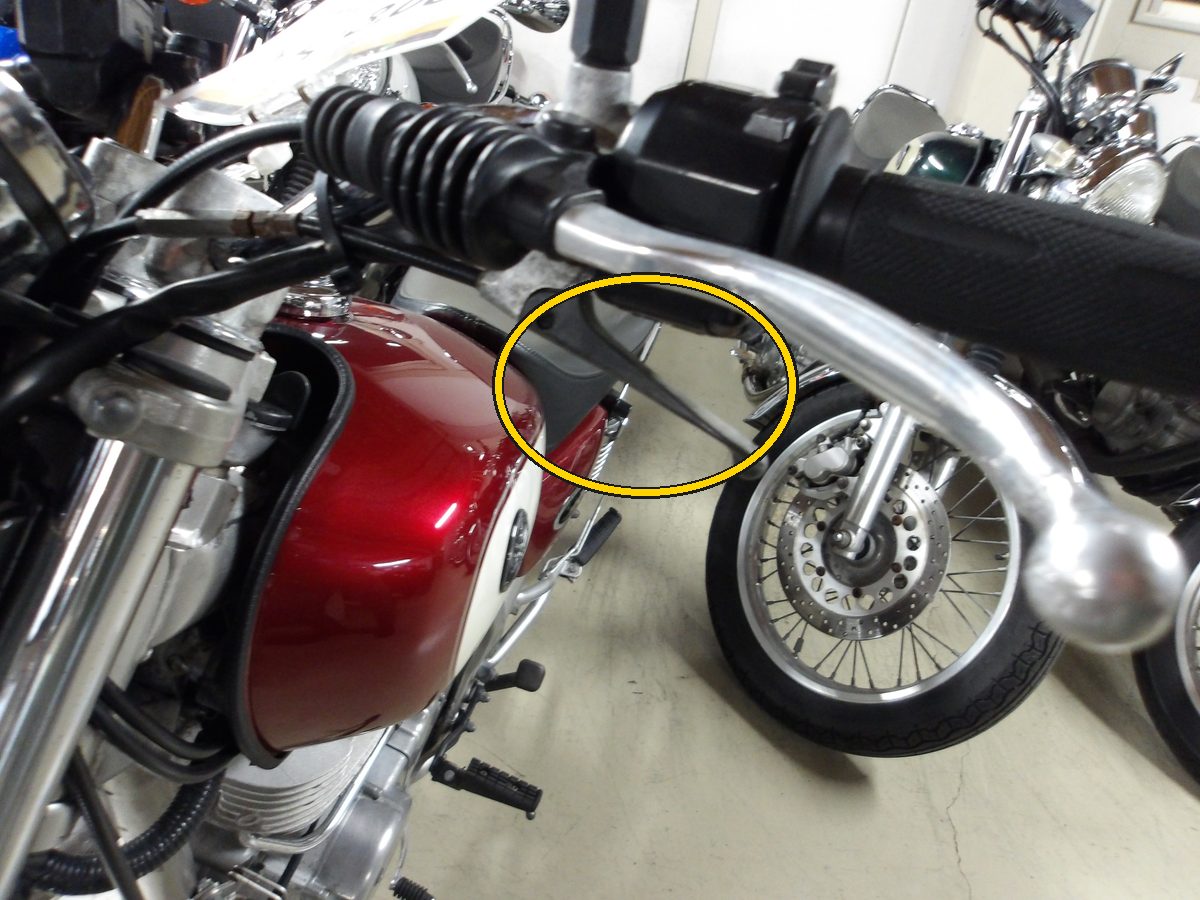 SR400の左ハンドル。クラッチレバーの下にあるデコンプレバーを黄色の丸で示した写真