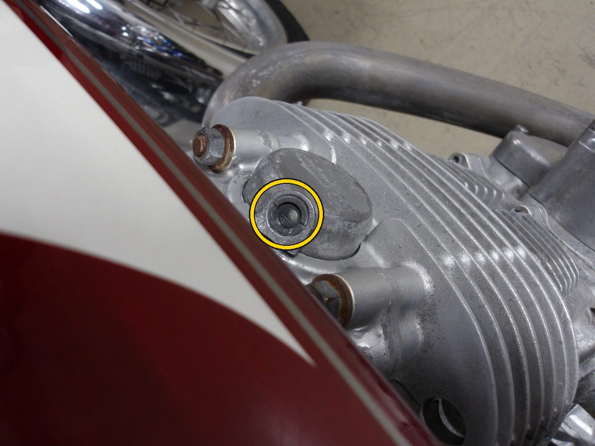 SR400のエンジン上部、タンクのすぐ下にあるキックインジケーターの窓を黄色の丸で示した写真