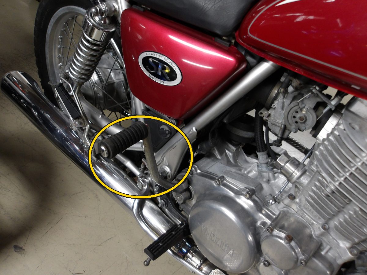 SR400の右側。外に出した状態のキックペダルを黄色の丸で示した写真